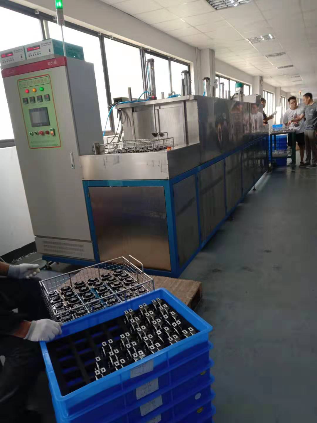 電機(jī)端蓋通過(guò)式超聲波高壓噴淋清洗機(jī)
